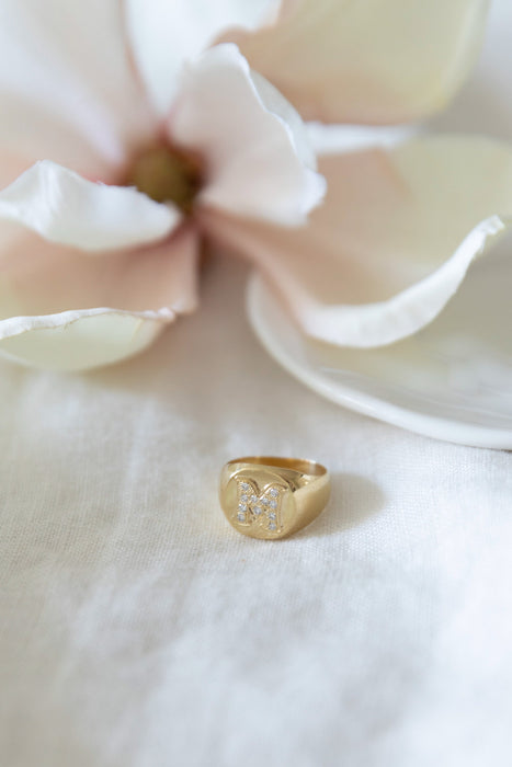Tu sello - Anillo sello en oro amarillo 18K y inicial en diamantes