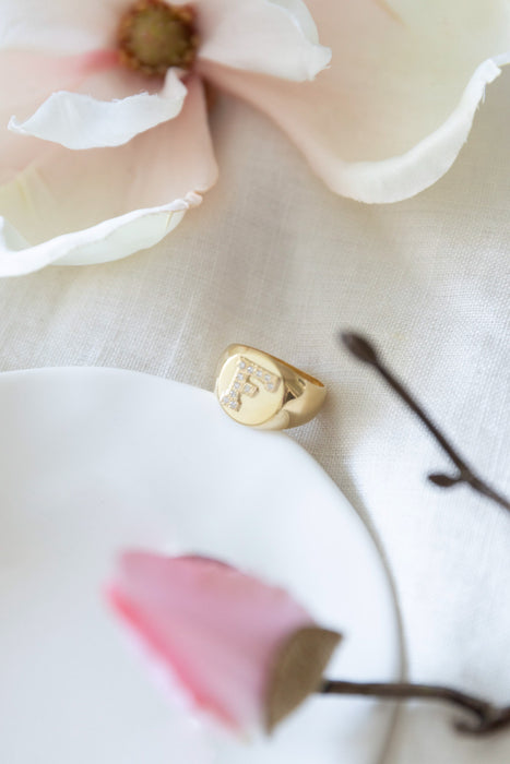 Tu sello - Anillo sello en oro amarillo 18K y inicial en diamantes