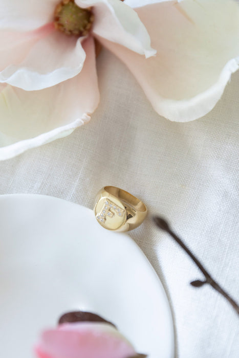 Tu sello - Anillo sello en oro amarillo 18K y inicial en diamantes