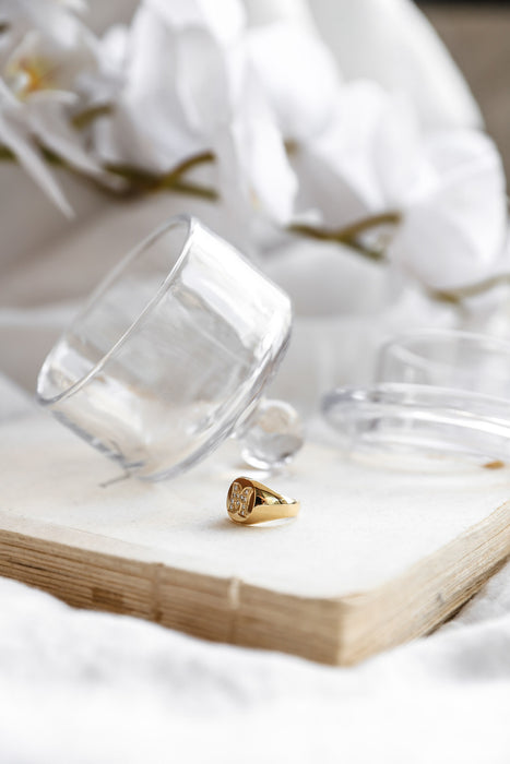 Tu sello - Anillo sello en oro amarillo 18K y inicial en diamantes