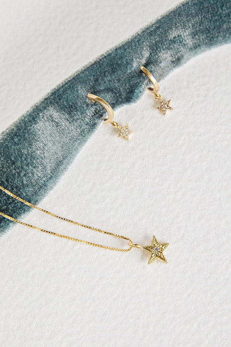 Cadena con estrella mini en oro amarillo 18K y diamante