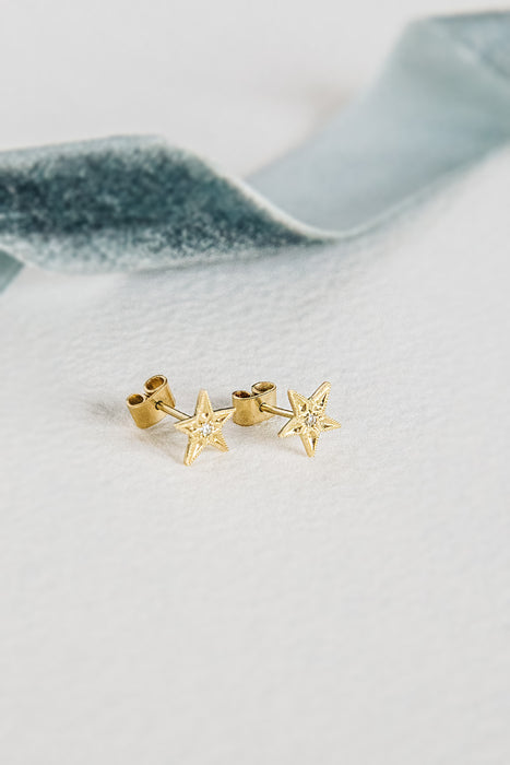 Cadena con estrella mini en oro amarillo 18K y diamante