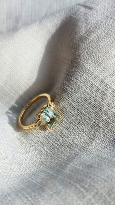 Anillo aguamarina y diamantes baguette
