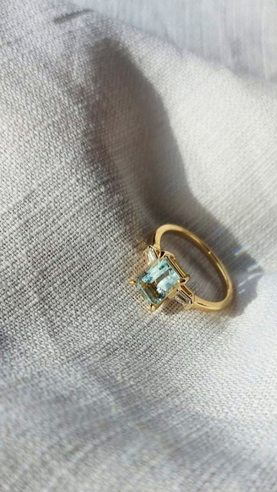 Anillo aguamarina y diamantes baguette