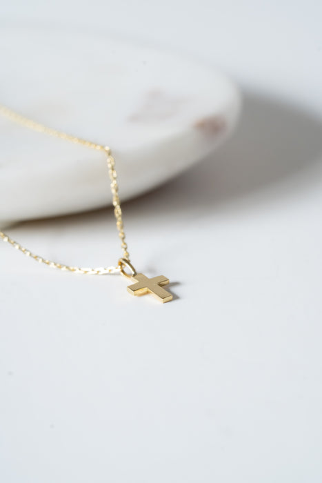Cadena con cruz mini en oro amarillo 18K