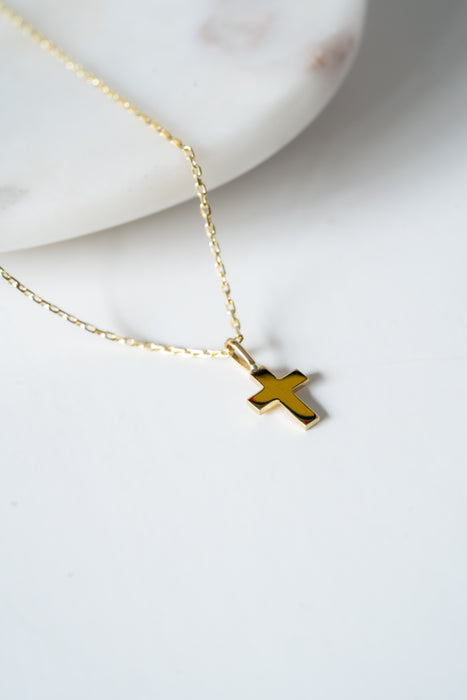 Cadena con cruz mini en oro amarillo 18K