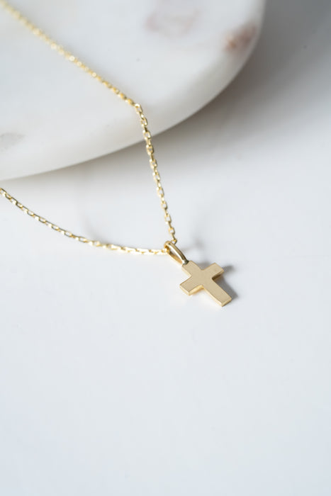 Cadena con cruz mini en oro amarillo 18K
