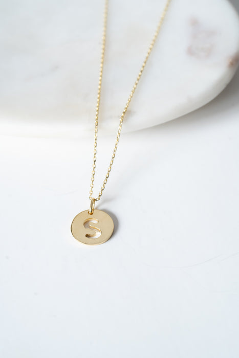 Cadena con disco en oro amarillo 18K con inicial calada