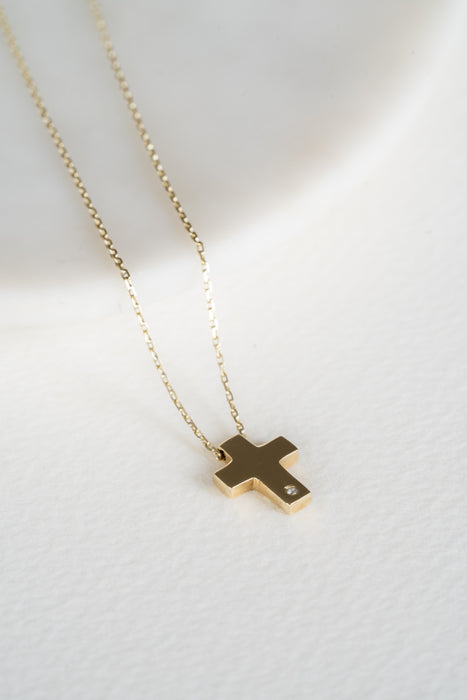 Cadena con cruz en volúmen en oro amarillo 18K y diamante
