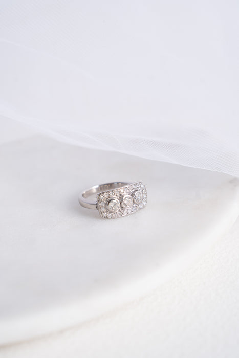 Tresillo en platino con diamantes laterales 0.78 cts