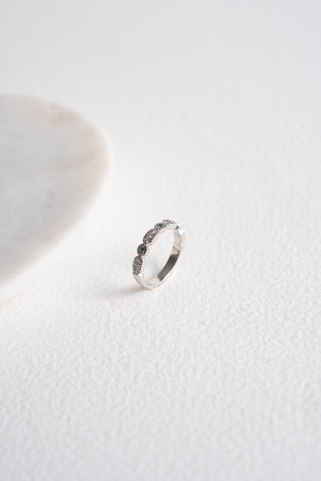 Marbella - Anillo estilo Cintillo platino aguamarina y diamantes
