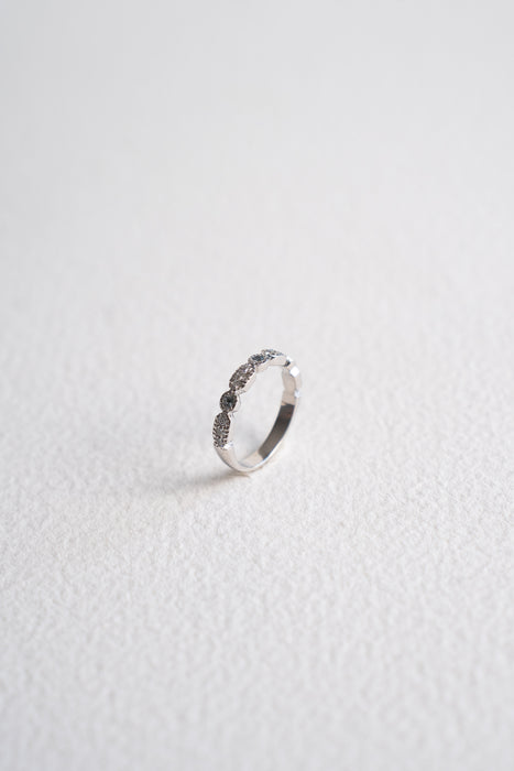 Marbella - Anillo estilo Cintillo platino aguamarina y diamantes