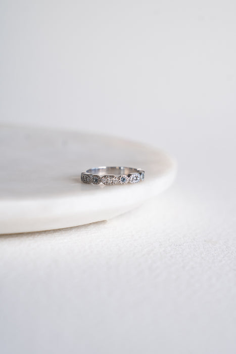 Marbella - Anillo estilo Cintillo platino aguamarina y diamantes