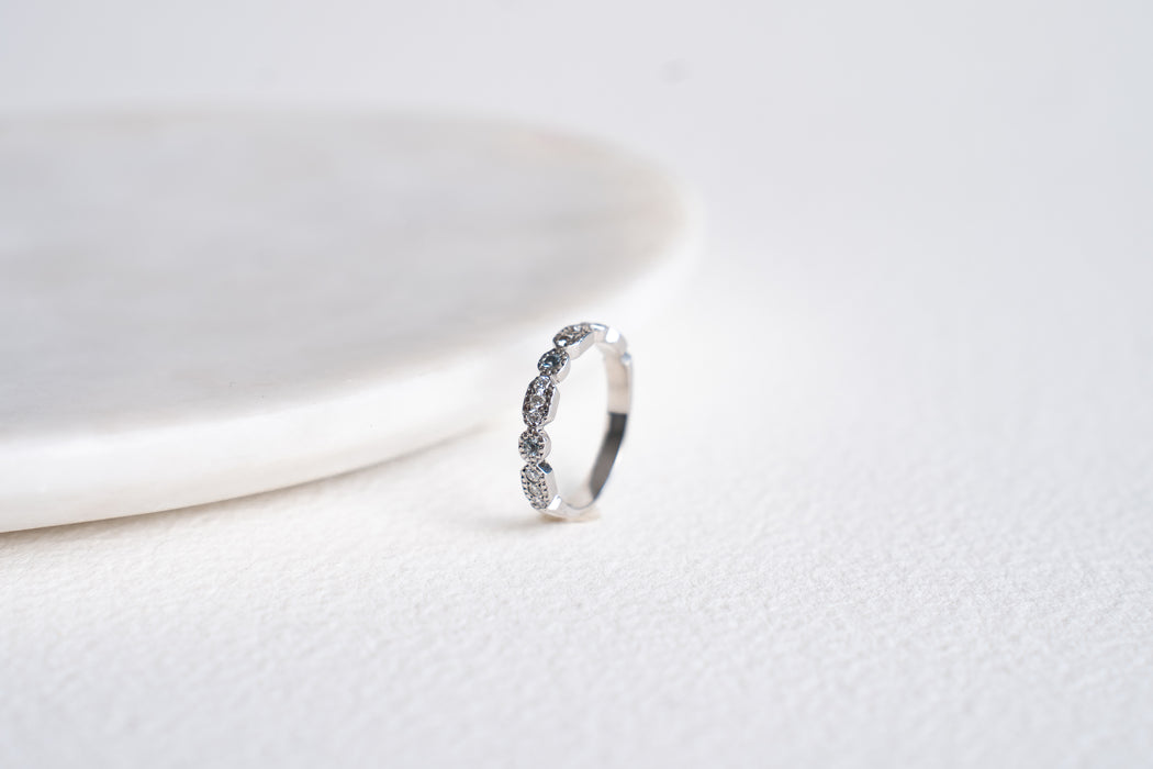 Anillo cintillo en platino con aguamarina y diamantes