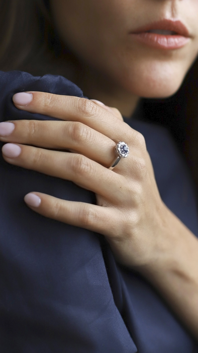Victoria Halo II - Anillo zafiro platino y diamantes