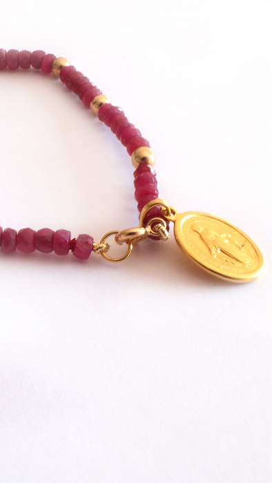 Sagrada - Pulsera rubí Virgen de los rayos oro amarillo 18K - 12 mm