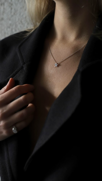 Cadena con estrella en platino y diamantes