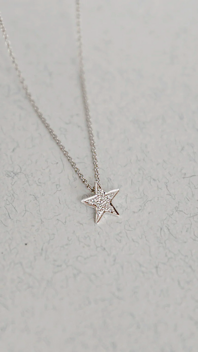 Cadena con estrella en platino y diamantes