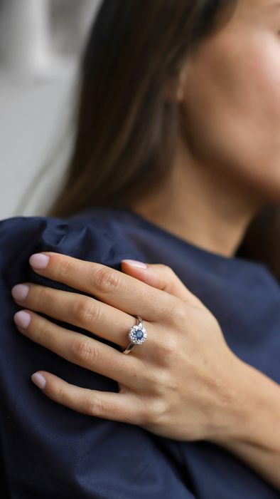 Victoria Halo II - Anillo zafiro platino y diamantes