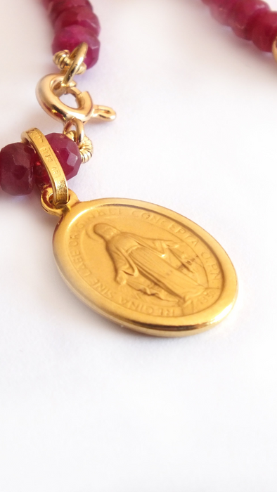 Sagrada - Pulsera rubí Virgen de los rayos oro amarillo 18K - 12 mm