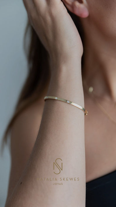 Esclava cerrada oro amarillo 18K y cinco diamantes