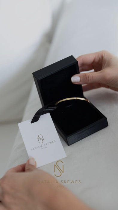 Esclava cerrada oro amarillo 18K y cinco diamantes