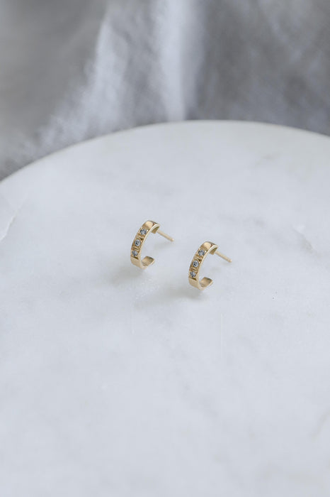 Aros tipo argollas en oro amarillo 18K con diamantes - Tamaño pequeño