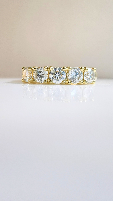 Quintillo oro amarillo 18K y diamantes 0,0,75 cts
