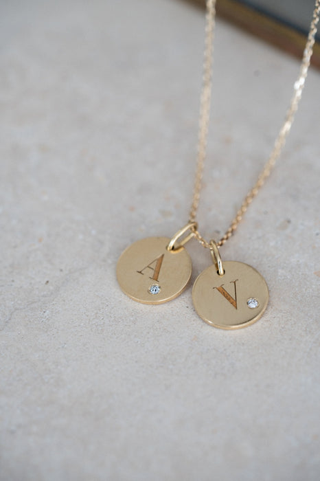 Símbolo - Cadena y Disco oro amarillo 18K con diamante