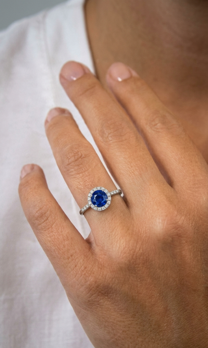 Bleue - Halo de platino con zafiro y diamantes en pavé