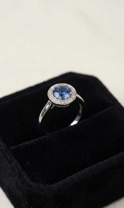 Bleue - Halo de platino con zafiro y diamantes