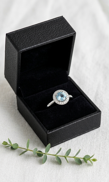 Halo - Anillo de platino con aguamarina rodeada de diamantes