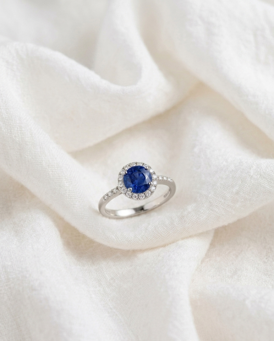 Bleue - Halo de platino con zafiro y diamantes en pavé