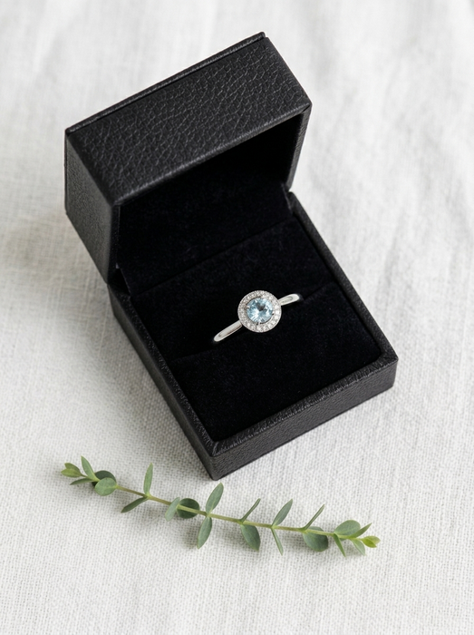 Halo - Anillo de platino con aguamarina rodeada de diamantes