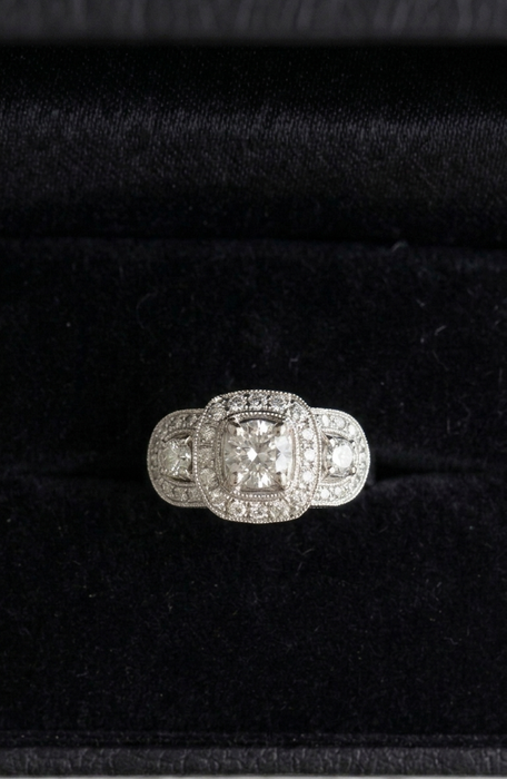 Colección Déco - Anillo Teesillo Halo platino diamantes 0.95 cts