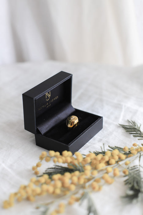 Anillo sello en oro amarillo 18K y un diamante