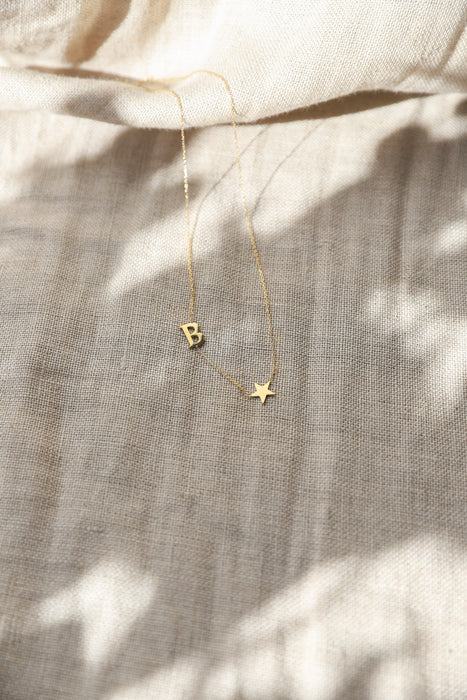 Cadena con letra y estrella en oro amarillo 18K